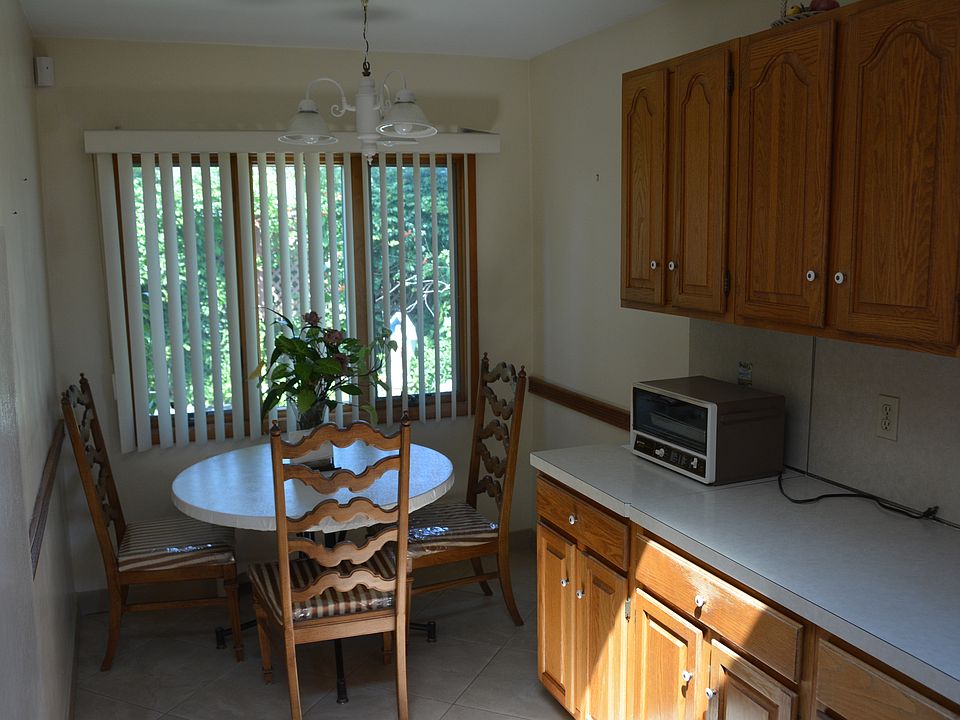 2nd image of 61 Greenway W