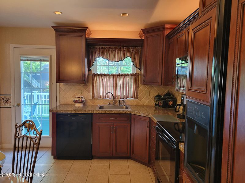 4th image of 44 Evergreen Avenue