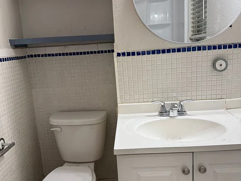 409 E Lilly Ln — Photo 8