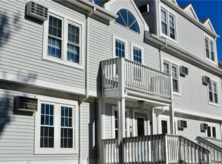 82 Sunset St APT 75, Waterford, CT 06385