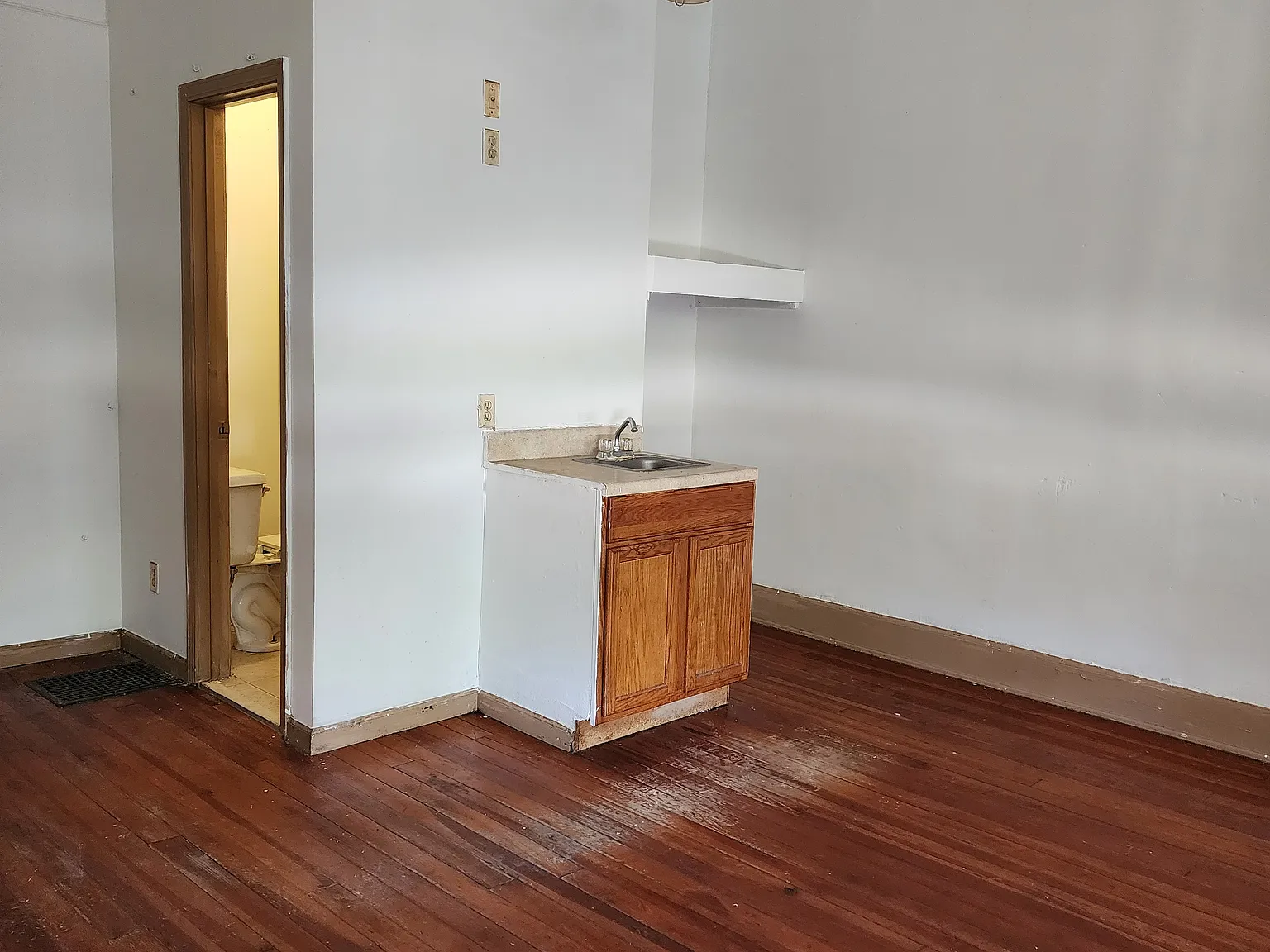 Studio, 400 sqft, $650 — Photo 3