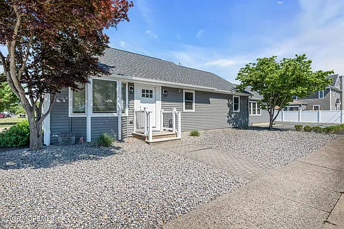 501 Forman Ave Photo 1
