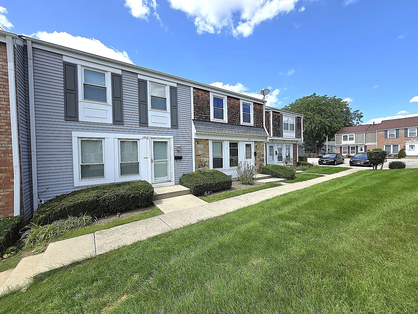 2 bed, 1.5 bath, 2000 sqft, $2,450 — Photo 1