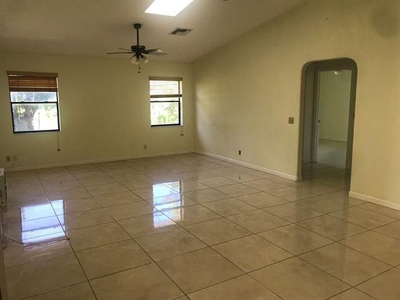 4th image of 16871 Tangerine Blvd