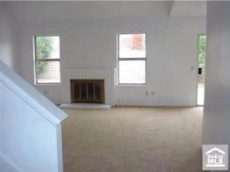 4 bed, 1719 sqft, $3,272 — Photo 2