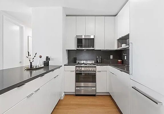 5th image of 70 W 37th St Unit Penthouse 15