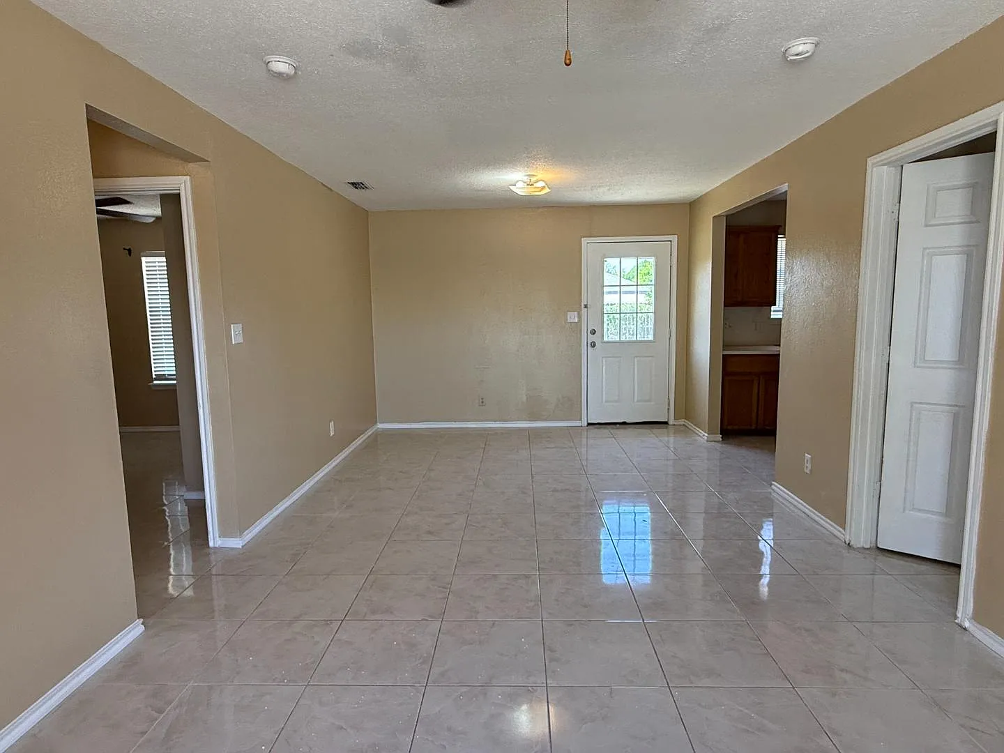 709 W Falcon Ave — Photo 2