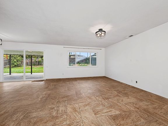 5th image of 825 Banyan Dr