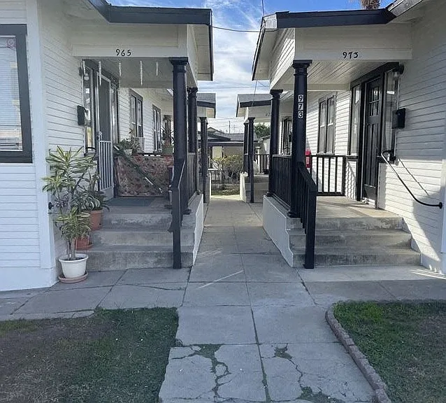 965 W 1st St — Photo 2