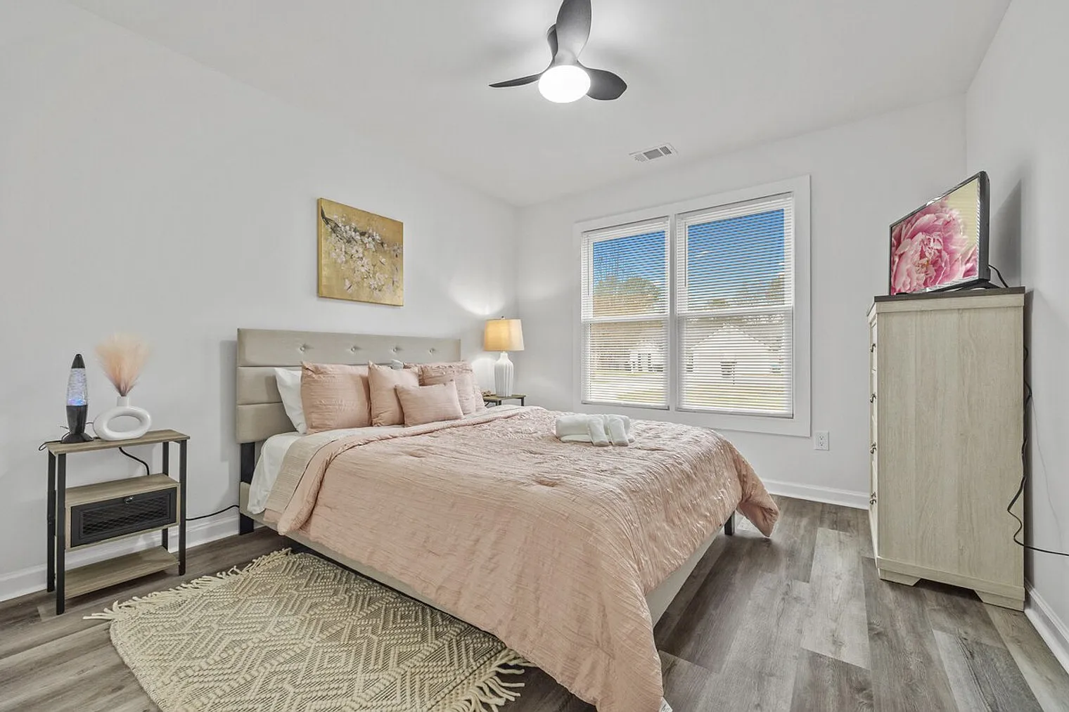 3 bed, 2.0 bath, $6,087 — Photo 4