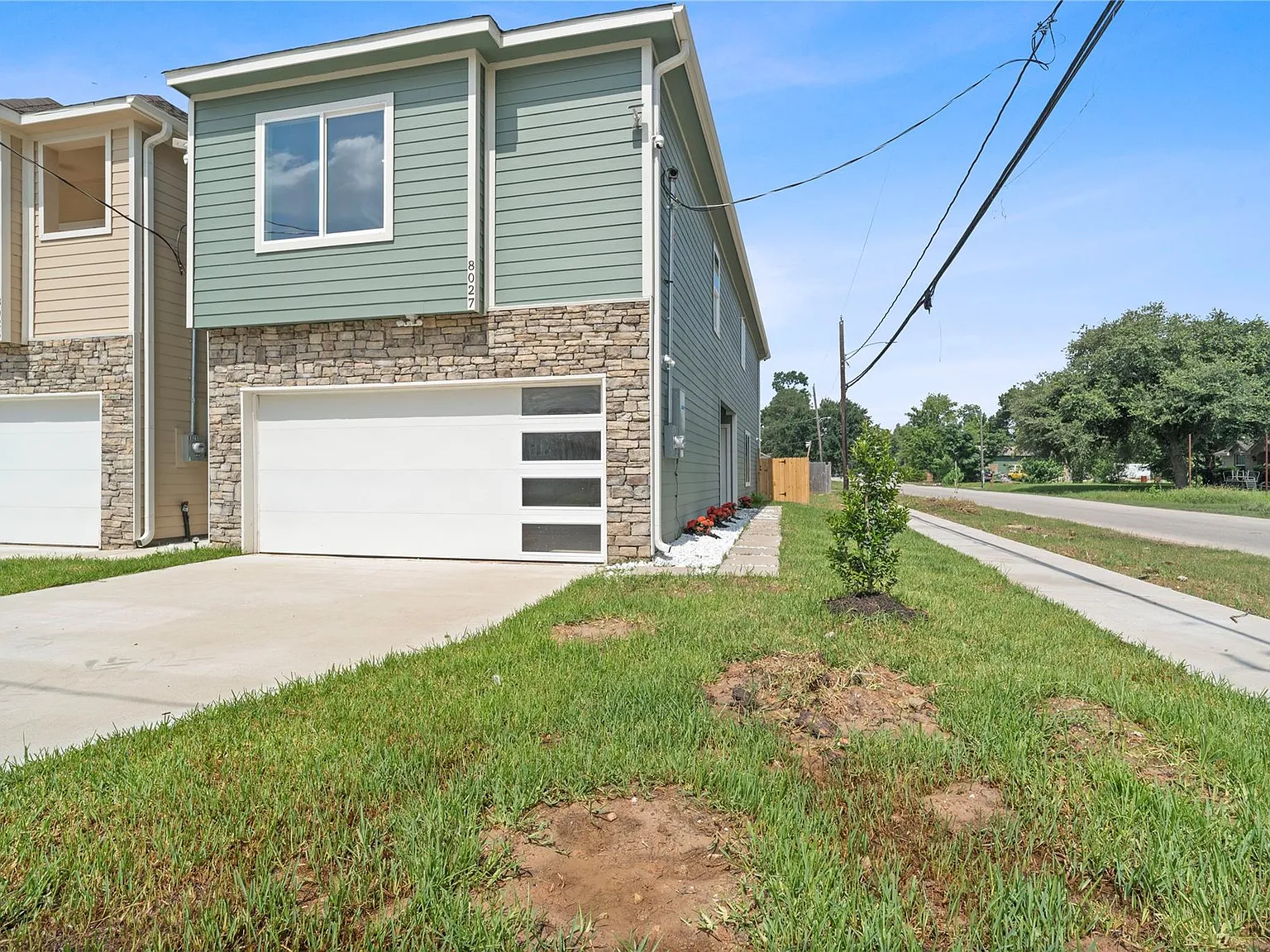 3 bed, 2.5 bath, 1896 sqft, $2,600 — Photo 2