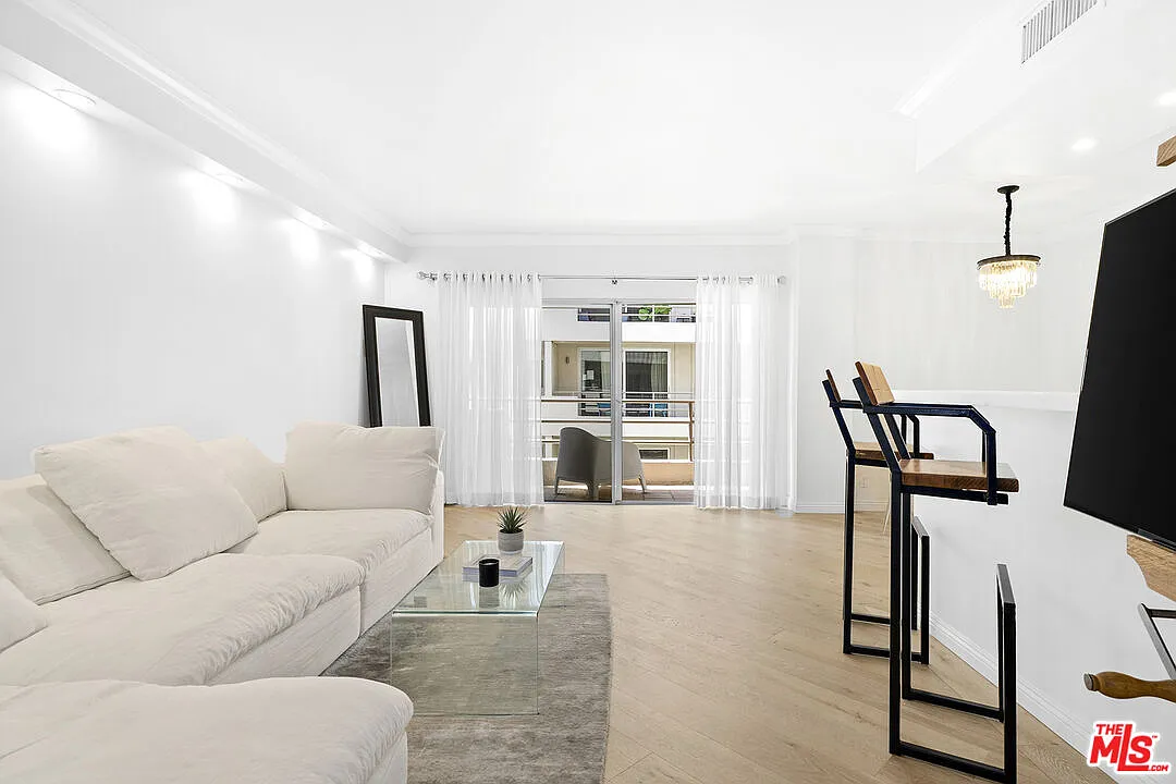 1 bed, 1.5 bath, 741 sqft, $4,300 — Photo 2