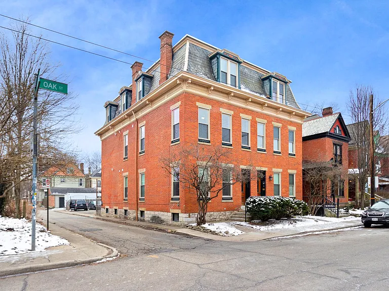 761 Oak St — Photo 1