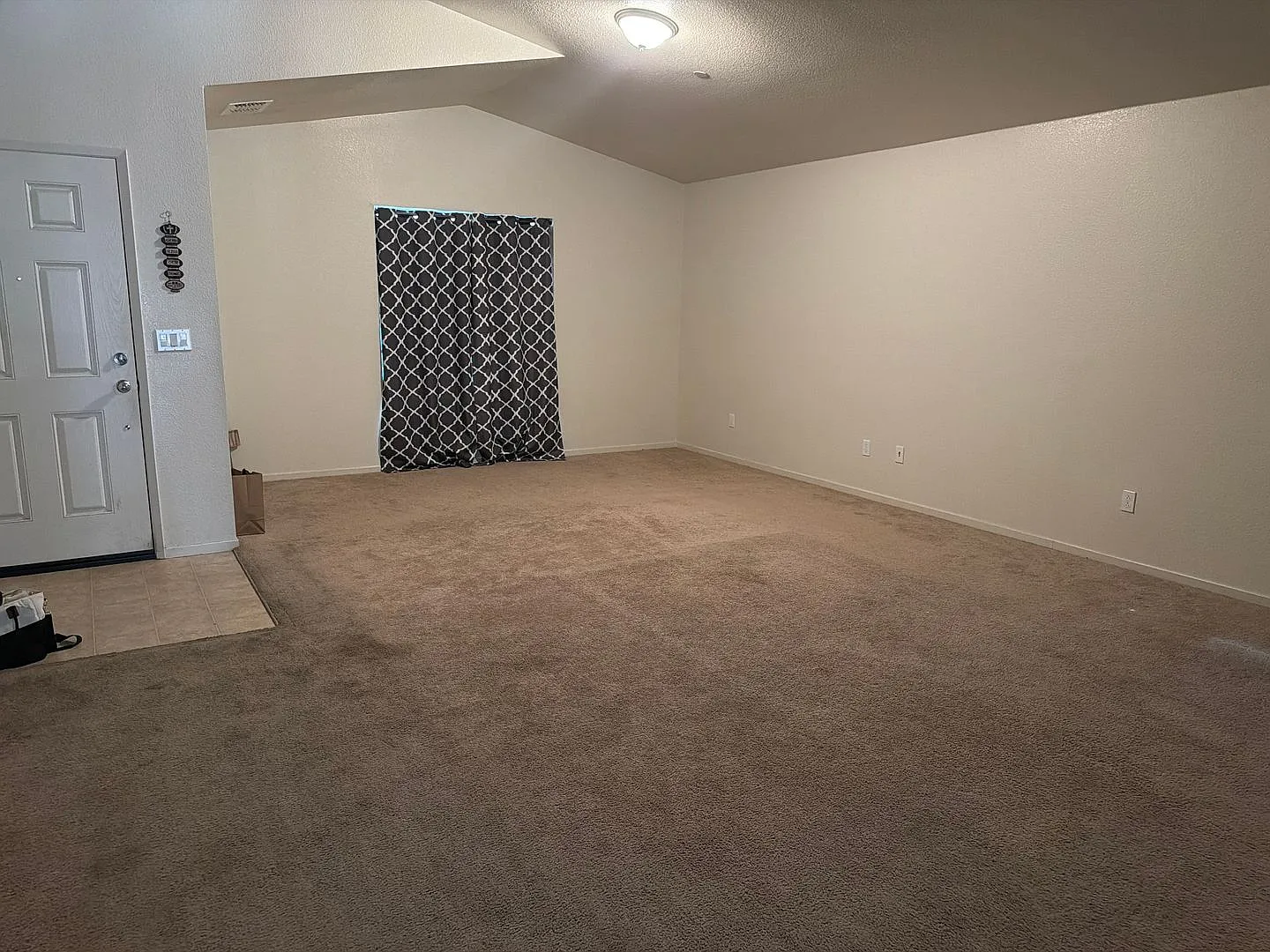 Beautiful Single Story Home On Corner Lot — Photo 3