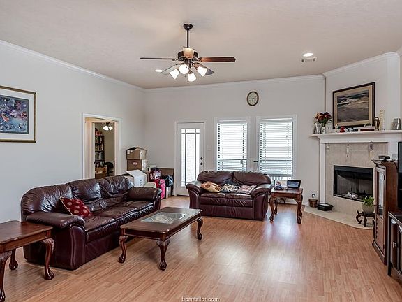3rd image of 906 Ladove Dr