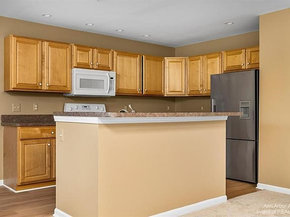 5th image of 2881 Barclay Way