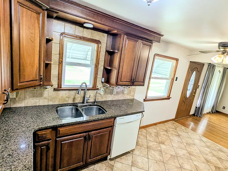 3207 Wellington Ave — Photo 2