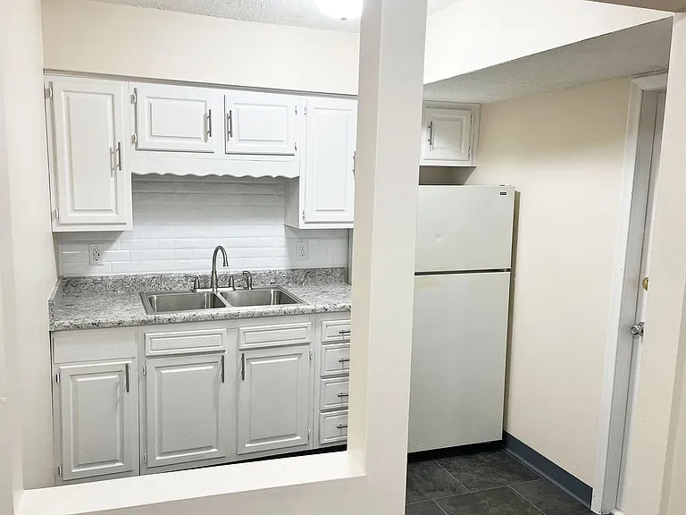 Castle Court Apartments - Midtown — Photo 10