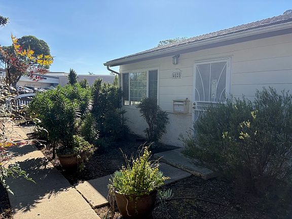 3rd image of 4828 Clairemont Dr #4828