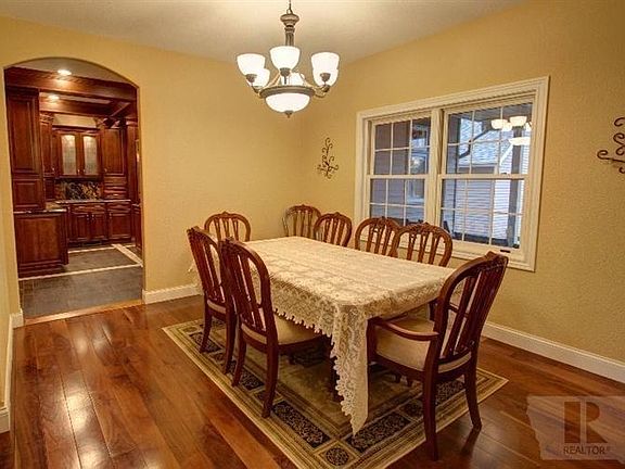 5th image of 700 Melville Ave