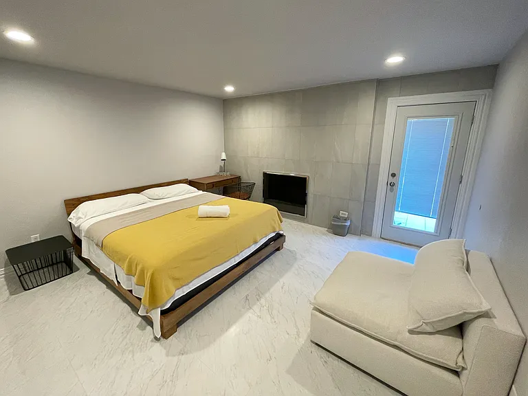 Bedroom 04 - California King Bed size
