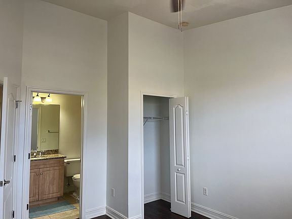 4th image of 710 SW 47th St #202