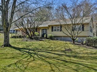 220 Forest Glen Ave, Franklin Lakes, NJ 07417