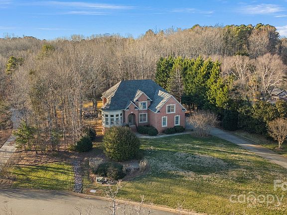 3rd image of 1020 James Madison Dr
