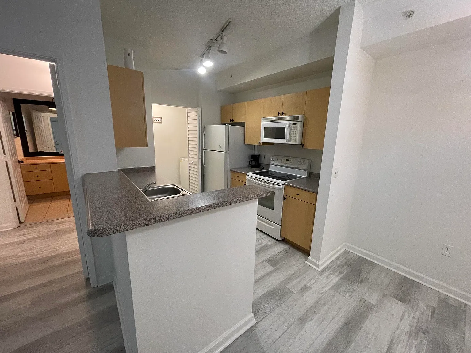 1 bed, 1.0 bath, 832 sqft, $1,950 — Photo 2