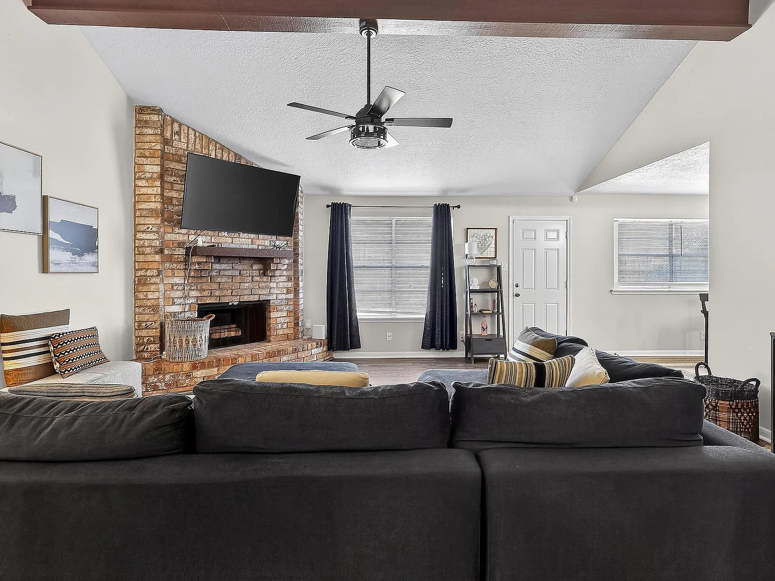 3 bed, 2.0 bath, 1898 sqft, $2,000 — Photo 4
