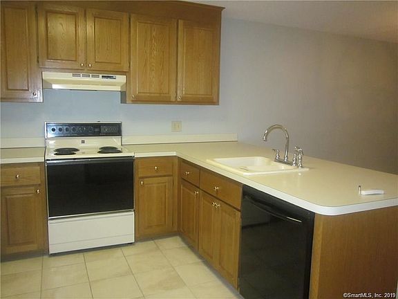 3rd image of 11 Jeffrey Alan Dr