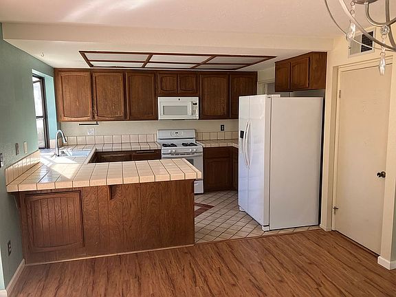 4th image of 9565 High Park Ln