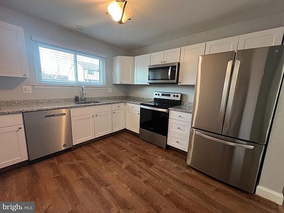 2nd image of 141 Larchwood Ct