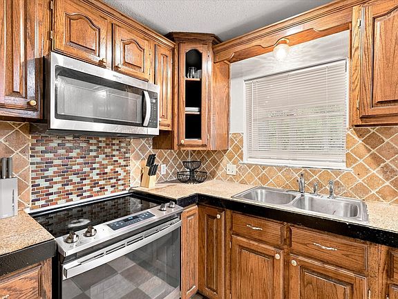 3rd image of 1813 Barron Ln