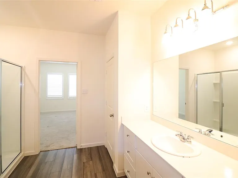 736 Richmond Dr — Photo 8