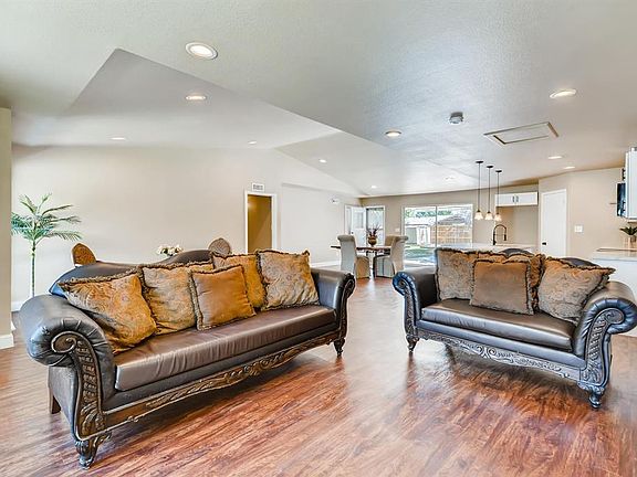 5th image of 3225 Dartmoor Ct
