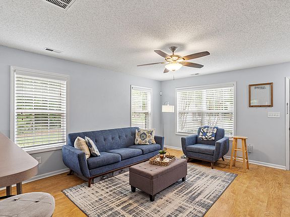 5th image of 913 Woodgreen Dr