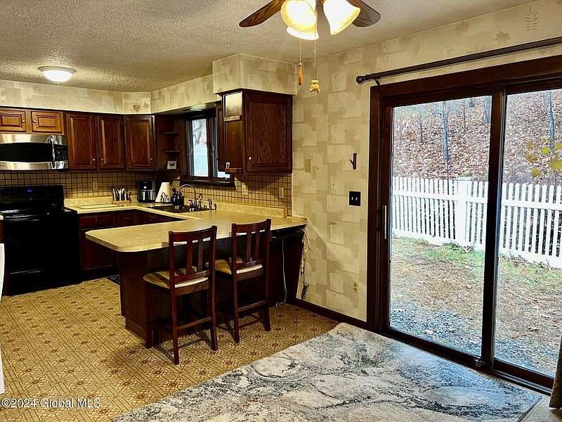 4th image of 44 Edgewood Drive