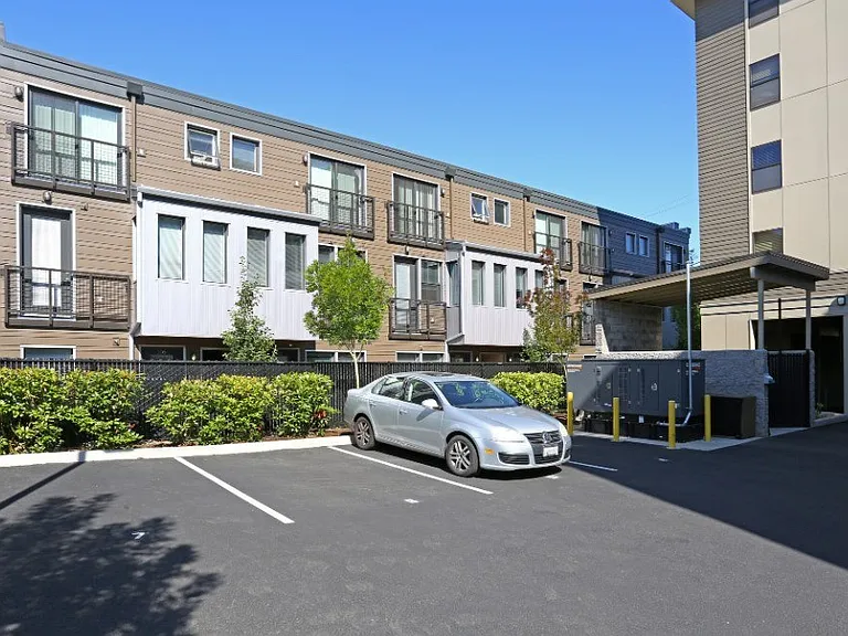 Monroe Street Apartments — Photo 16