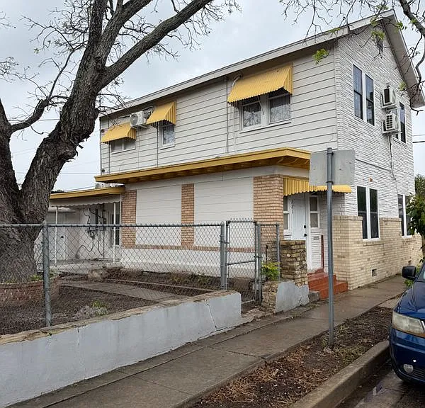 219 E 3rd St — Photo 8