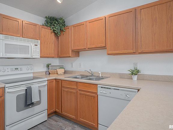 5th image of 113 E Price St Unit 302