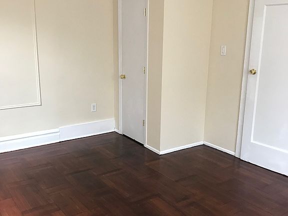1 bedroom with closet