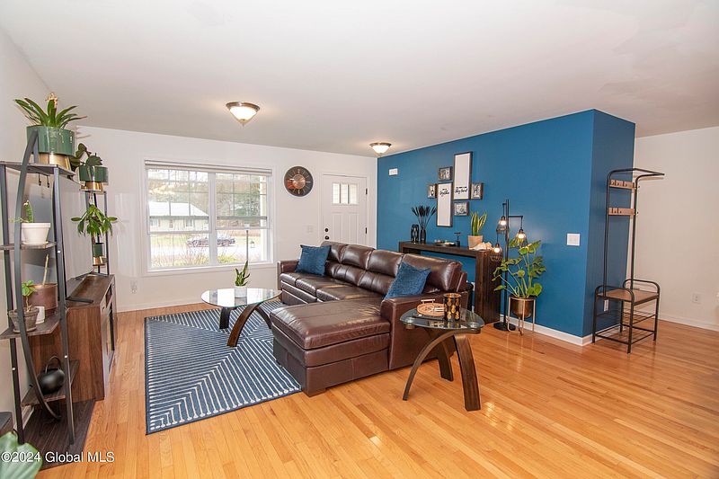 3rd image of 10 Tom Sawyer Drive