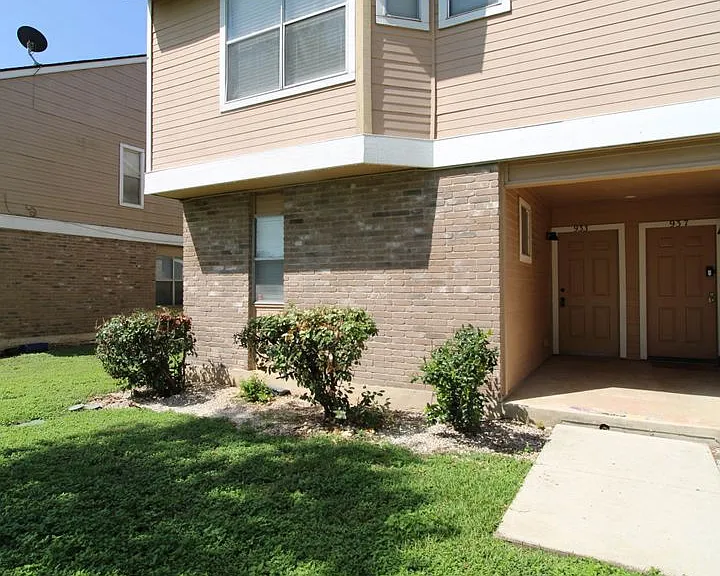 933 Schertz Pkwy — Photo 1