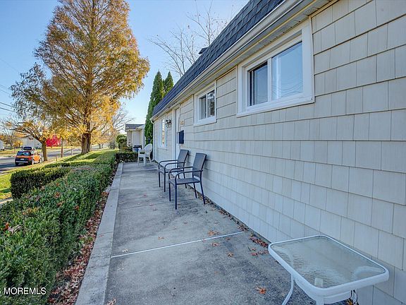 3rd image of 980 Woodgate Ave