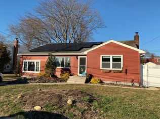 33 Ida Ln, North Babylon, NY 11703