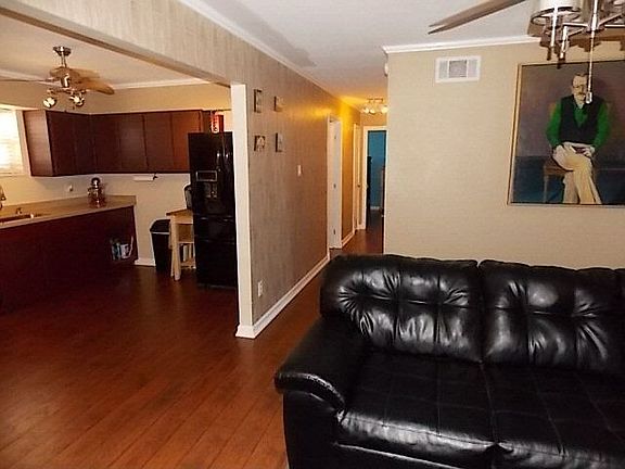 3rd image of 4312 Mercedes Dr