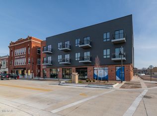 335 Center St #206, South Haven, MI 49090