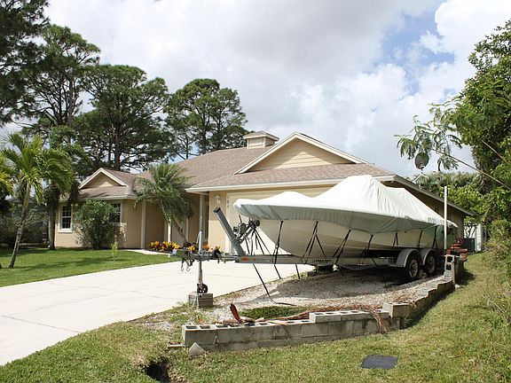 3rd image of 105 SE Crosspoint Drive