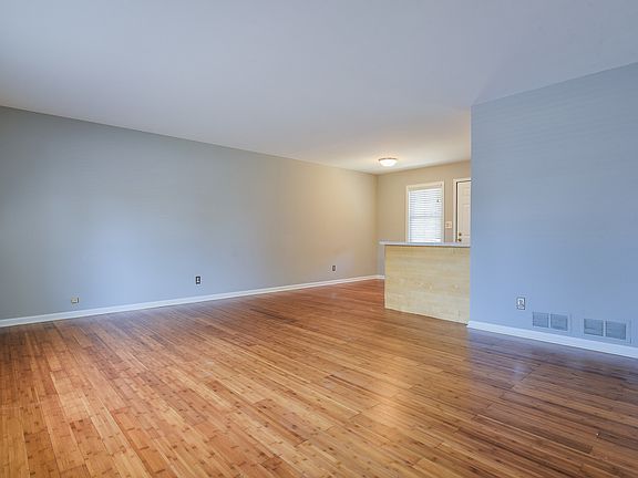 3rd image of 301 Basswood Dr